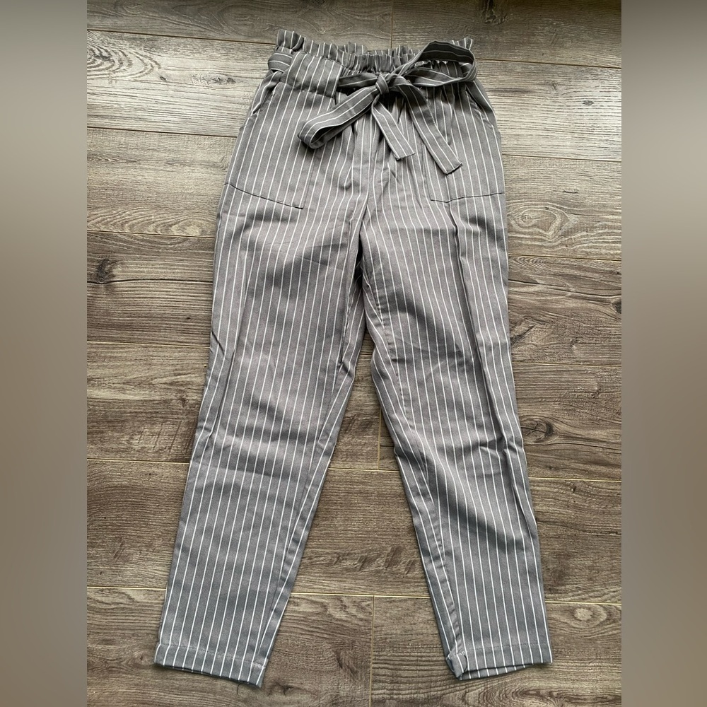 3/$15 Grey and white pin strip paper bag high waist trouser pants slight crop